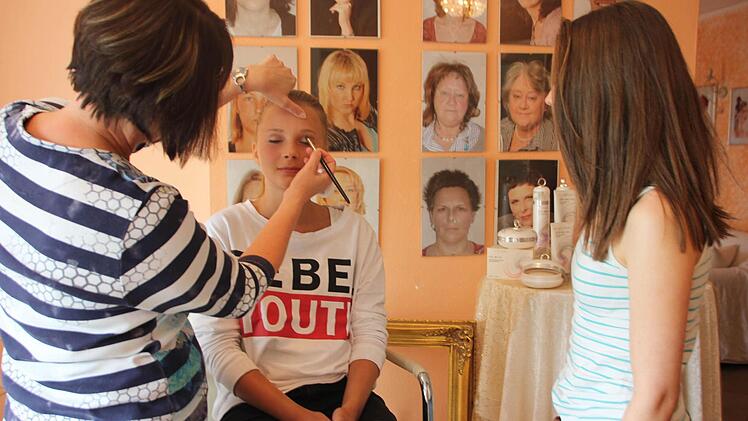 Visagistin Heidrun Wokittel zeigt Angelina (l.) und Kathrin, wie sie Lidschatten korrekt auftragen.  Foto: Jana Röckelein