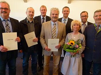 Sie haben sich in herausragender Weise um die kommunale Selbstverwaltung und um das Gemeinwohl verdient gemacht. Ausgezeichnet wurden deshalb durch Landrat Michael Busch (rechts) Bernd Faber, Jörg Faber, Michael Werner und Ilse Preß (von links) im Beisein der jeweiligen Bürgermeister (hinten von links) Michael Keilich, Marco Steiner, Markus Mönch.Foto: Lothar Weidner