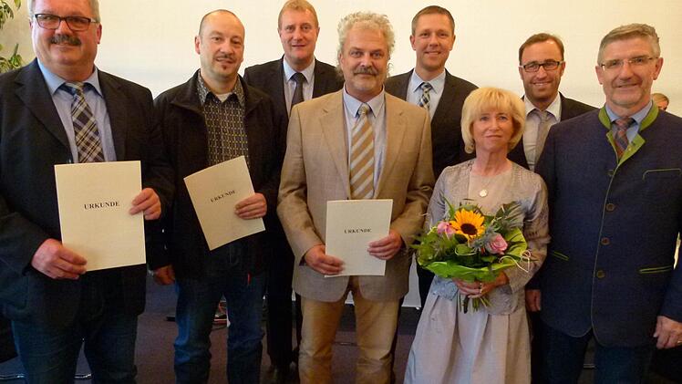 Sie haben sich in herausragender Weise um die kommunale Selbstverwaltung und um das Gemeinwohl verdient gemacht. Ausgezeichnet wurden deshalb durch Landrat Michael Busch (rechts) Bernd Faber, Jörg Faber, Michael Werner und Ilse Preß (von links) im Beisein der jeweiligen Bürgermeister (hinten von links) Michael Keilich, Marco Steiner, Markus Mönch.Foto: Lothar Weidner