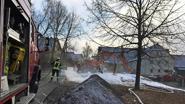 Zum Abschluss der Arbeiten in Losbergsgereuth brannte am Montagnachmittag noch ein Bagger aus. Foto: FFW Ebern