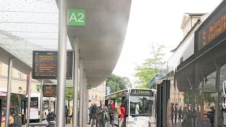 Der Theaterplatz dient als zentrale Innenstadt-Bushaltestelle. Inzwischen steigen eher jüngere Leute in den Bus als vor 15 Jahren, während die Älteren weiterhin aufs Auto setzen, und das Fahrziel Innenstadt ist weniger gefragt.  Foto: Christiane Lehmann
