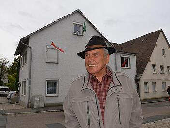 Heiner Kaltenh&auml;u&szlig;er vor dem Wohnhaus in der Hinteren Gasse: Die gute Laune l&auml;sst er sich nicht nehmen. Bernhard Panzer