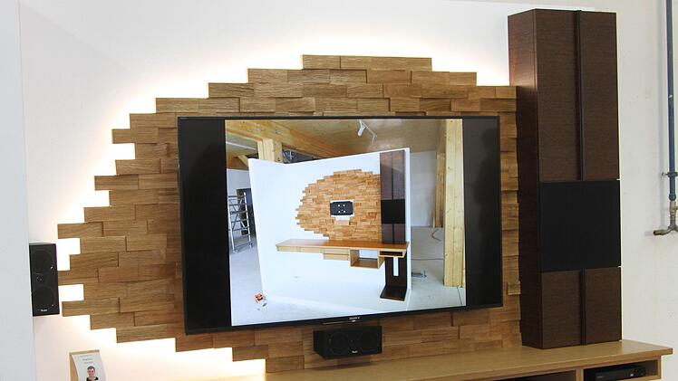 Die Medienwand "Spaltdesign" aus Eiche und Wenge von Markus HasslerGünther Geiling