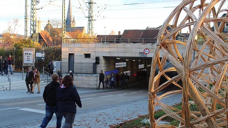 Reger Fußgängerstrom in beide Richtungen kennzeichnte während des verkaufsoffenen Sonntags die Unterführung.