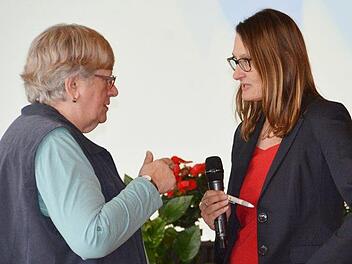 Die Vorsitzende der Rheumaliga Bad Königshofen, Christine Baumann, im Gespräch mit Claudia Zeiler, der Geschäftsführerin im Landesverband Bayern.  Foto: Hanns Friedrich