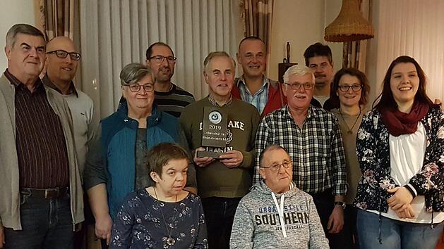 Die "Braven Jungs" stifteten den Reinerlös ihres Preisschafkopfes der Lebenshilfe Rhön Grabfeld. Von links: Kassier Robert Meder, Geschäftsführer Jens Fuhl, Vorsitzende Brunhilde Hergenhan, Holger Schmitt, Vorsitzender Hans Pal, Dieter Schmitt, Josef Schmitt, Matthias Straub, Hedi Straub und Wohnbereichsleiterin Franziska Kneuer, davor sitzend Martina Schmitt und Alfons Krug. Als erster Preisträger des "Lebenshilfe-Awards" gehen sie in die Geschichtsbücher der Lebenshilfe Rhön Grabfeld ein.  ...