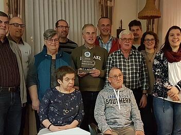 Die "Braven Jungs" stifteten den Reinerlös ihres Preisschafkopfes der Lebenshilfe Rhön Grabfeld. Von links: Kassier Robert Meder, Geschäftsführer Jens Fuhl, Vorsitzende Brunhilde Hergenhan, Holger Schmitt, Vorsitzender Hans Pal, Dieter Schmitt, Josef Schmitt, Matthias Straub, Hedi Straub und Wohnbereichsleiterin Franziska Kneuer, davor sitzend Martina Schmitt und Alfons Krug. Als erster Preisträger des "Lebenshilfe-Awards" gehen sie in die Geschichtsbücher der Lebenshilfe Rhön Grabfeld ein.  ...