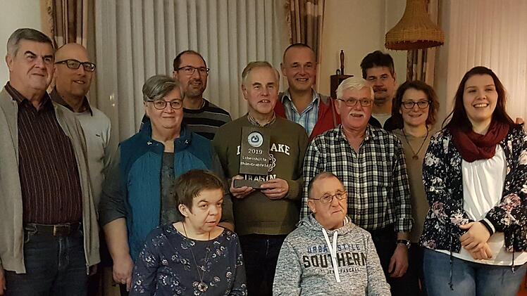 Die "Braven Jungs" stifteten den Reinerlös ihres Preisschafkopfes der Lebenshilfe Rhön Grabfeld. Von links: Kassier Robert Meder, Geschäftsführer Jens Fuhl, Vorsitzende Brunhilde Hergenhan, Holger Schmitt, Vorsitzender Hans Pal, Dieter Schmitt, Josef Schmitt, Matthias Straub, Hedi Straub und Wohnbereichsleiterin Franziska Kneuer, davor sitzend Martina Schmitt und Alfons Krug. Als erster Preisträger des "Lebenshilfe-Awards" gehen sie in die Geschichtsbücher der Lebenshilfe Rhön Grabfeld ein.  ...