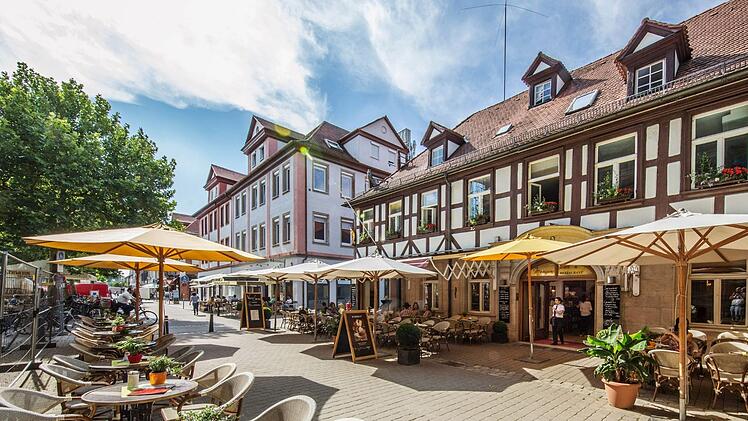 Die zahlreichen Cafés in Erlangen laden zu einer kleinen Shoppingpause ein. Foto: Arne Seebeck