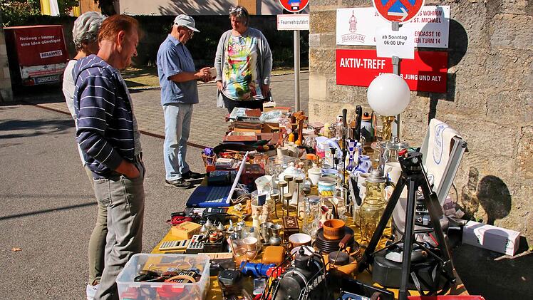 An manchen Ständen war es wegen des großen Angebotes nicht einfach, die Übersicht zu behalten. Die Dampfmaschine unten war ein echtes Prachtstück. Foto: Dieter Britz