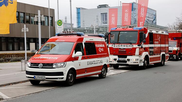 Feuerwehreinsatz am Flughafen Nürnberg: Flugzeug muss nach Start wieder umkehren