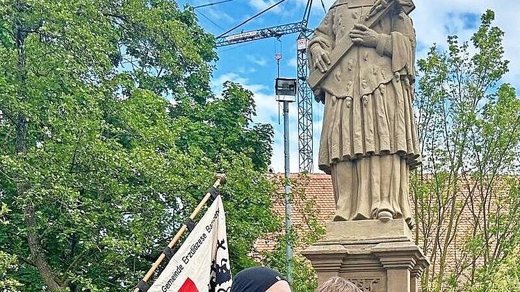 Die Andacht der Ackermann-Gemeinde an der Nepomuk-Statue auf der Oberen Br&uuml;cke in Bamberg.