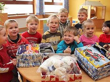 Die Mädchen und Jungen der "Kinder-Oase" in Machtilshausen haben auch Kartons beklebt und Geschenke eingepackt. Foto: Markus Reeh