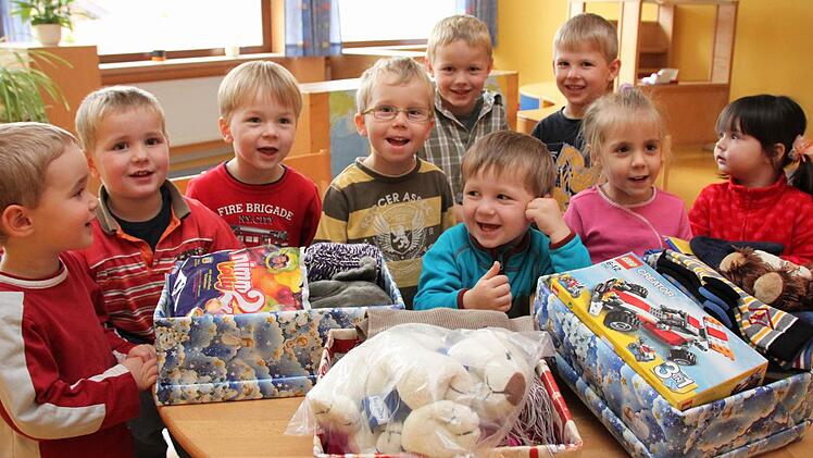 Die Mädchen und Jungen der "Kinder-Oase" in Machtilshausen haben auch Kartons beklebt und Geschenke eingepackt. Foto: Markus Reeh