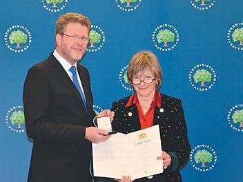 Eva Maria Roer wurde von Gesundheitsminister Marcel Huber ausgezeichnet. Foto: Staatsministerium