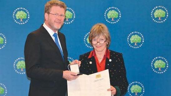 Eva Maria Roer wurde von Gesundheitsminister Marcel Huber ausgezeichnet. Foto: Staatsministerium