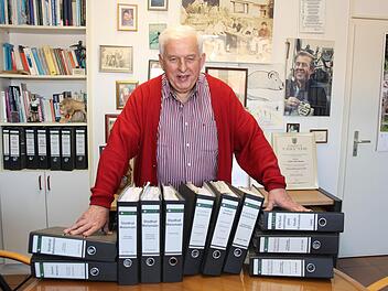 Mit einem Lächeln im Gesicht und Enttäuschung in den Worten: Nach sieben Perioden im Weismainer Stadtrat kommen über 300 Aktenordner, die Alois Dechant angelegt hat, ins Archiv. Foto: Stefan Lutter