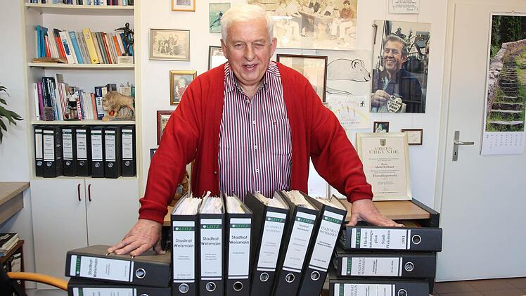 Mit einem Lächeln im Gesicht und Enttäuschung in den Worten: Nach sieben Perioden im Weismainer Stadtrat kommen über 300 Aktenordner, die Alois Dechant angelegt hat, ins Archiv. Foto: Stefan Lutter