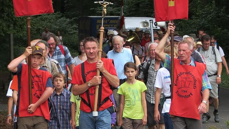 Traditionsreiche Wallfahrt: Die Pilger aus Euerdorf und Umgebung kommen am Kreuzberg an. Foto: Doris Bauer