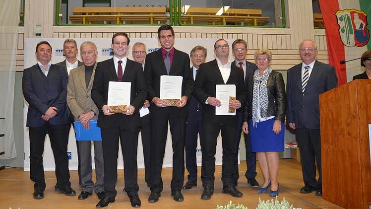 Sie erhielten den Meisterpreis der Bayerischen Staatsregierung und gehören zu Bayerns besten Prüfungsabsolventen. Vorne mit Urkunde von links, Peter Robin, Christian Zimmermann, Christian Jungkunz. Mit im Bild Bürgermeister, Ausbilder, IHK-Verantwortliche und Politiker Foto: eh