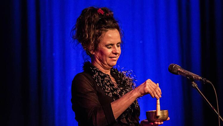 Nessi Tausendschön bei ihrem Auftritt im "Schwarzen Bären". Foto: Jochen Berger