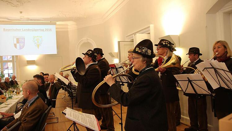 Auch beim Empfang spielten die Jagdhornbl&auml;ser.  Foto: Adriane Lochner