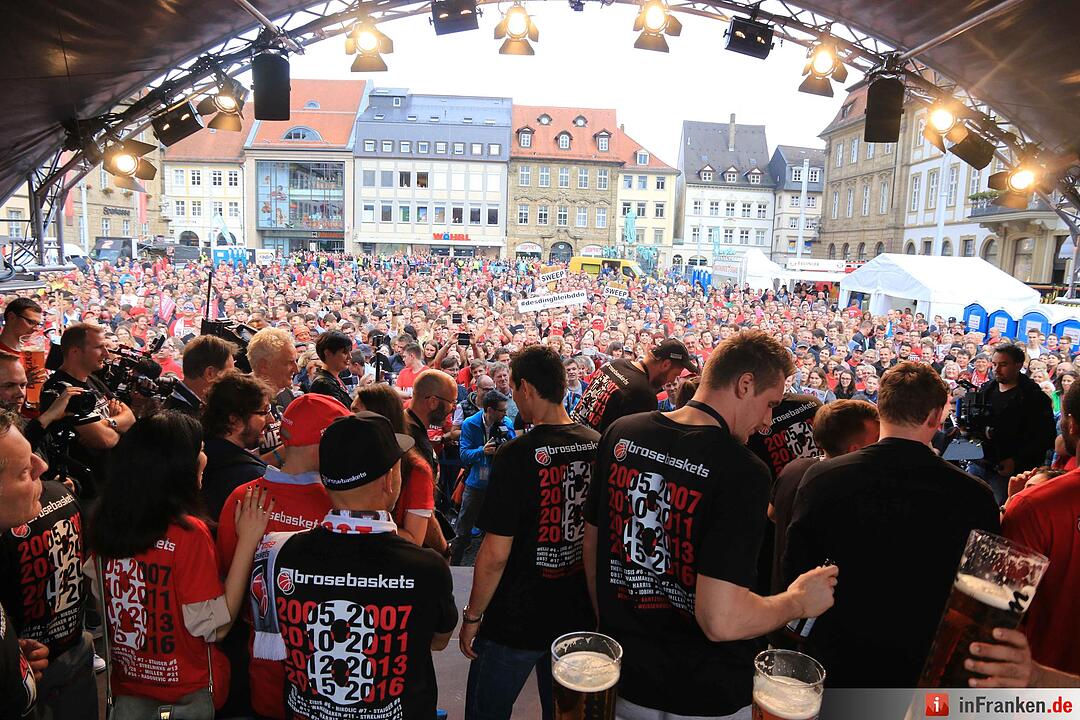 Bamberg feiert deutsche Basketballmeisterschaft im Regen