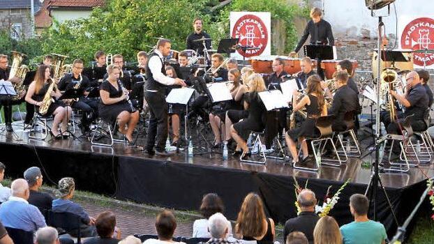 Nicht aus dem kulturellen und gesellschaftlichen Leben wegzudenken, der inzwischen große Klangkörper der Stadtkapelle Eltmann unter ihrem bisherigen Leiter Andreas Stieler. Fotos: Günther Geiling