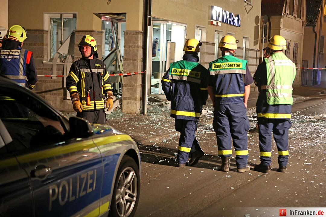 Unbekannte sprengen Geldautomat im Kreis Schweinfurt – Großfahndung läuft