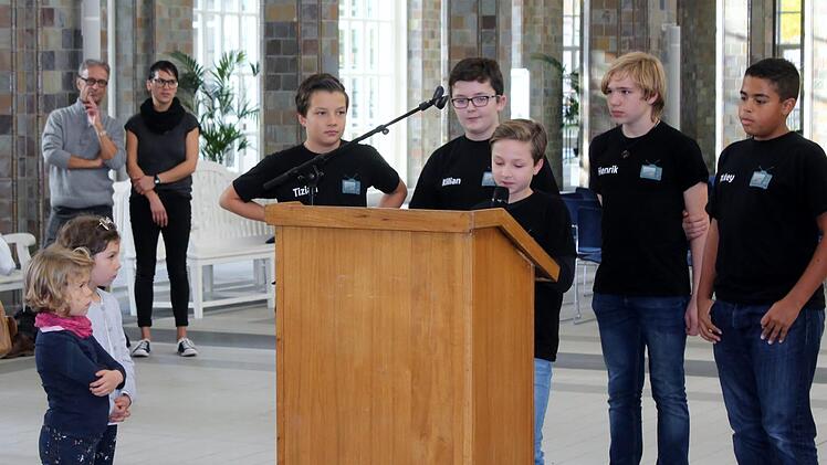 Jugendliche Filmemacher (von links): Tizian, Kilian, Henrik, Rickey; am Mikrophon: Maximilian. Foto: Werner Vogel