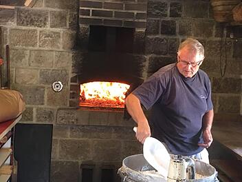 Gro&szlig;er Andrang herrschte beim Backofenfest des Obst- und Gartenbauvereins Bad Br&uuml;ckenau. Alle Teige werden nach original Rezepten hergestellt. Moni Wiesner