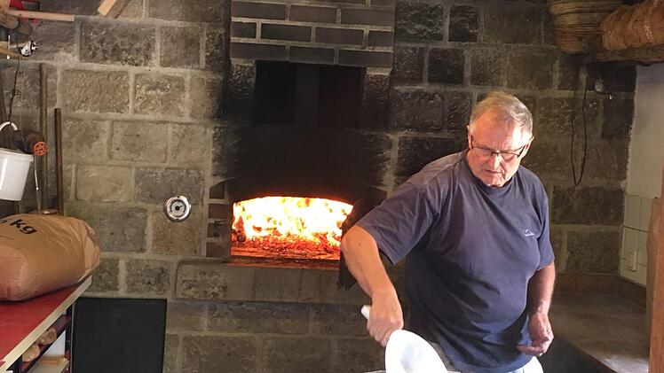 Gro&szlig;er Andrang herrschte beim Backofenfest des Obst- und Gartenbauvereins Bad Br&uuml;ckenau. Alle Teige werden nach original Rezepten hergestellt. Moni Wiesner