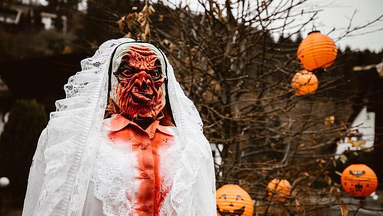 Sich zuprostende Geister, blutige Gestalten und offene Gräber: Sabrina de Groot hat sich einiges einfallen lassen, um ihren Garten in Wilhelmsthal in den zwei Wochen vor Halloween schaurig schön zu gestalten. Foto: Marian Hamacher