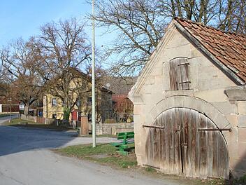 Das halb verfallene  und denkmalgeschützte  Backhäusla in Wickenreuth wird abgebaut und schräg gegenüber auf dem Dorfplatz wieder aufgebaut. Foto: Stephan Tiroch