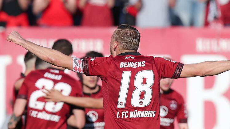 Horror-Serie beendet: Mit einem 3:0 gegen den FC Augsburg hat der 1. FC Nürnberg um Kapitän Hanno Behrens nach 20 sieglosen Spielen wieder eine Bundesliga-Begegnung für sich entscheiden können. Foto: Daniel Karmann/dpa