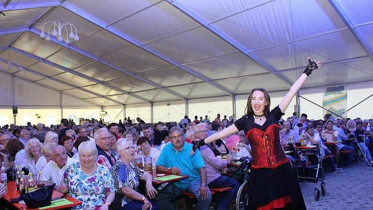 Sängerin Lisa Marie aus Röttenbach gesellte sich nach ihrem Auftritt zum Publikum.