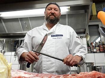 Ansgar Z&auml;nglein aus Hambach sch&auml;rft das Messer. Der Metzger ist im australischen Melborune mit de Team Deutschland beim Meatstock-Festival.  Foto: R&uuml;diger Wolf