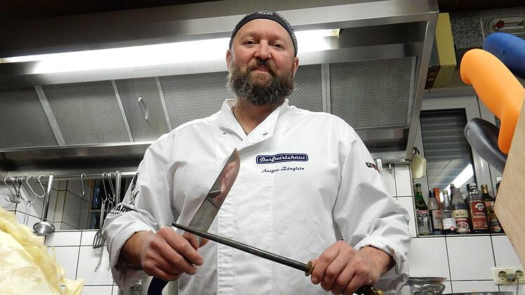 Ansgar Z&auml;nglein aus Hambach sch&auml;rft das Messer. Der Metzger ist im australischen Melborune mit de Team Deutschland beim Meatstock-Festival.  Foto: R&uuml;diger Wolf