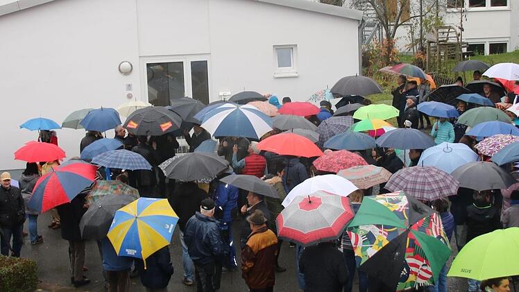 Das nasskalte Wetter hielt viele Burghaiger nicht davon ab, ihrem Ärger Luft zu machen.