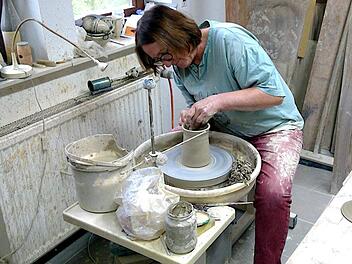 Karin Reiss beim Drehen des Tons. Foto: Bastian Reusch