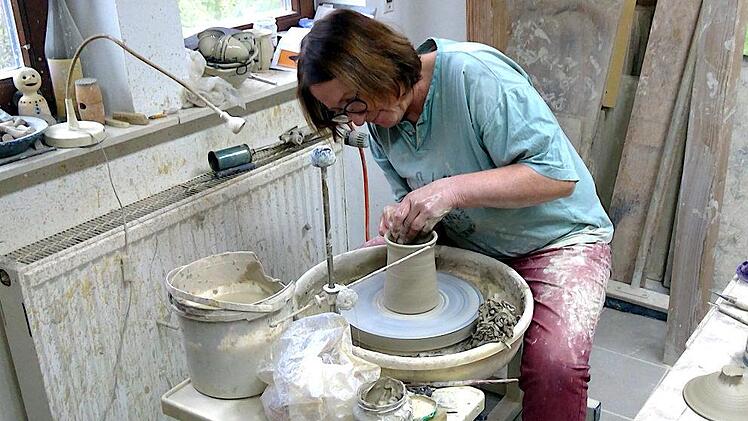Karin Reiss beim Drehen des Tons. Foto: Bastian Reusch