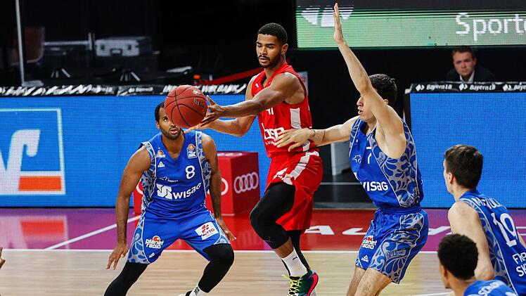 Der Bamberger Marvin Heckel (am Ball) verbuchte zwei Assists, hatte aber bei seinen fünf Wurfversuchen keinen Treffer zu verzeichnen. Foto: Daniel Löb/Pool