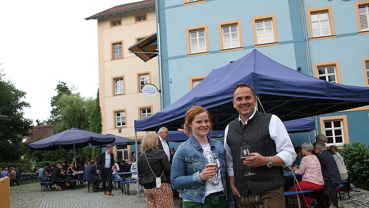 Schulleiter Alexander Battistella fachsimpelt mit Monika Meinel-Hansel über das Bier, das die Schüler gebraut haben.
