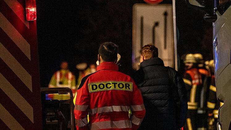 Nach Kollision mit Sattelzug: Person verstirbt noch an der Unfallstelle