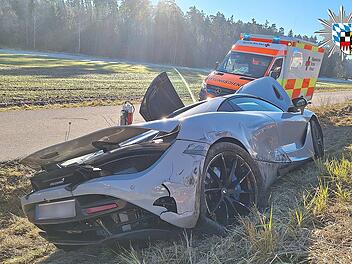 Nach missglücktem Überholmanöver im Kreis Ansbach McLaren 720 S Spider landet auf B14 in Graben