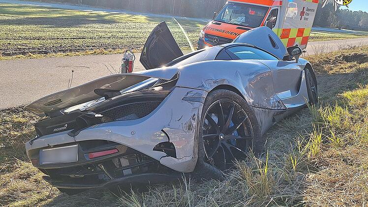 Nach missgl&uuml;cktem &Uuml;berholman&ouml;ver im Kreis Ansbach McLaren 720 S Spider landet auf B14 in Graben
