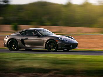 Kreis Ansbach: Luxus-Auto &uuml;berschl&auml;gt sich mehrfach und landet in Acker - Fahrerin schwer verletzt