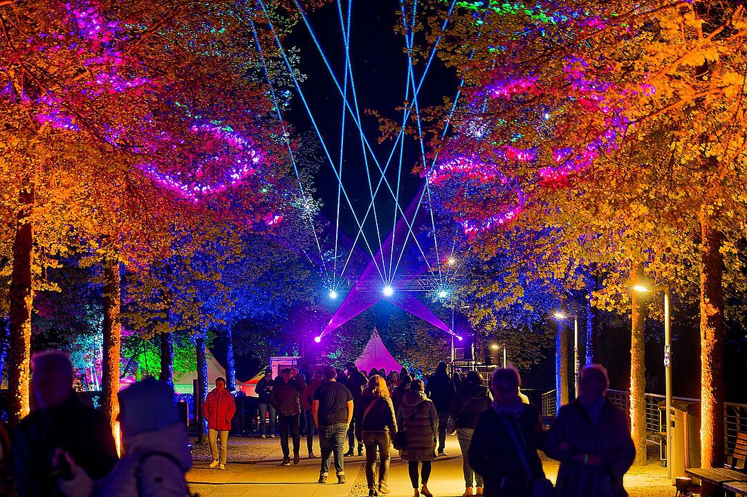 Eine magische Kulisse mit effektvoll platzierter Lichtkunst.