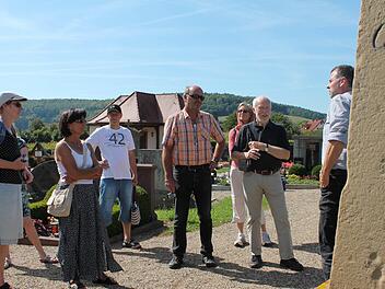 Die Gruppe lauscht aufmerksam den Ausführungen Michael Bauers (rechts) zu verschiedenen Grabmälern.  Fotos: Benedikt Borst