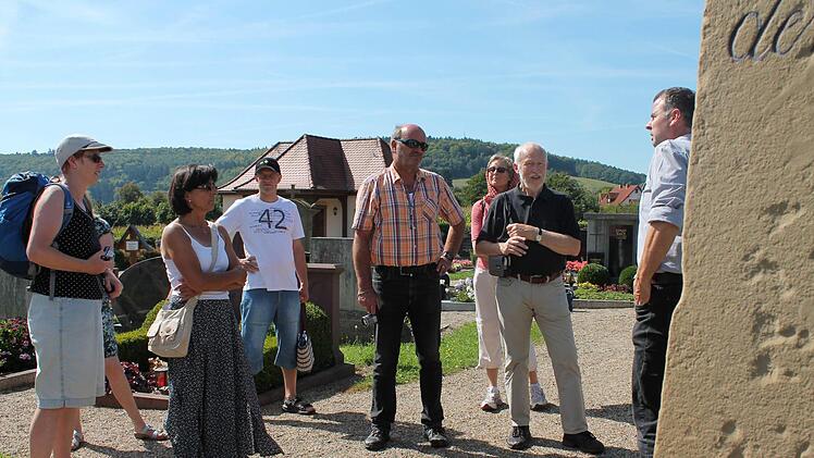 Die Gruppe lauscht aufmerksam den Ausführungen Michael Bauers (rechts) zu verschiedenen Grabmälern.  Fotos: Benedikt Borst
